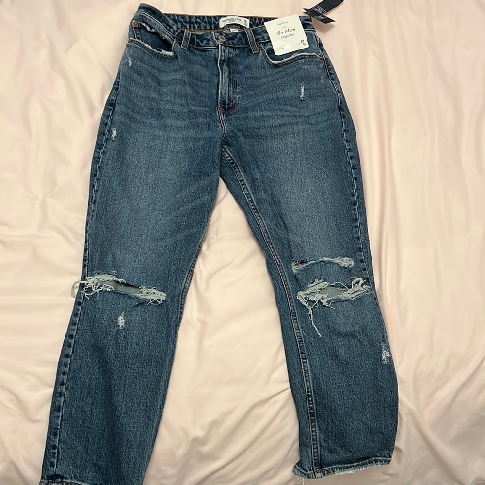 BRAND NEW A&F HIGH RISE MOM JEANS
